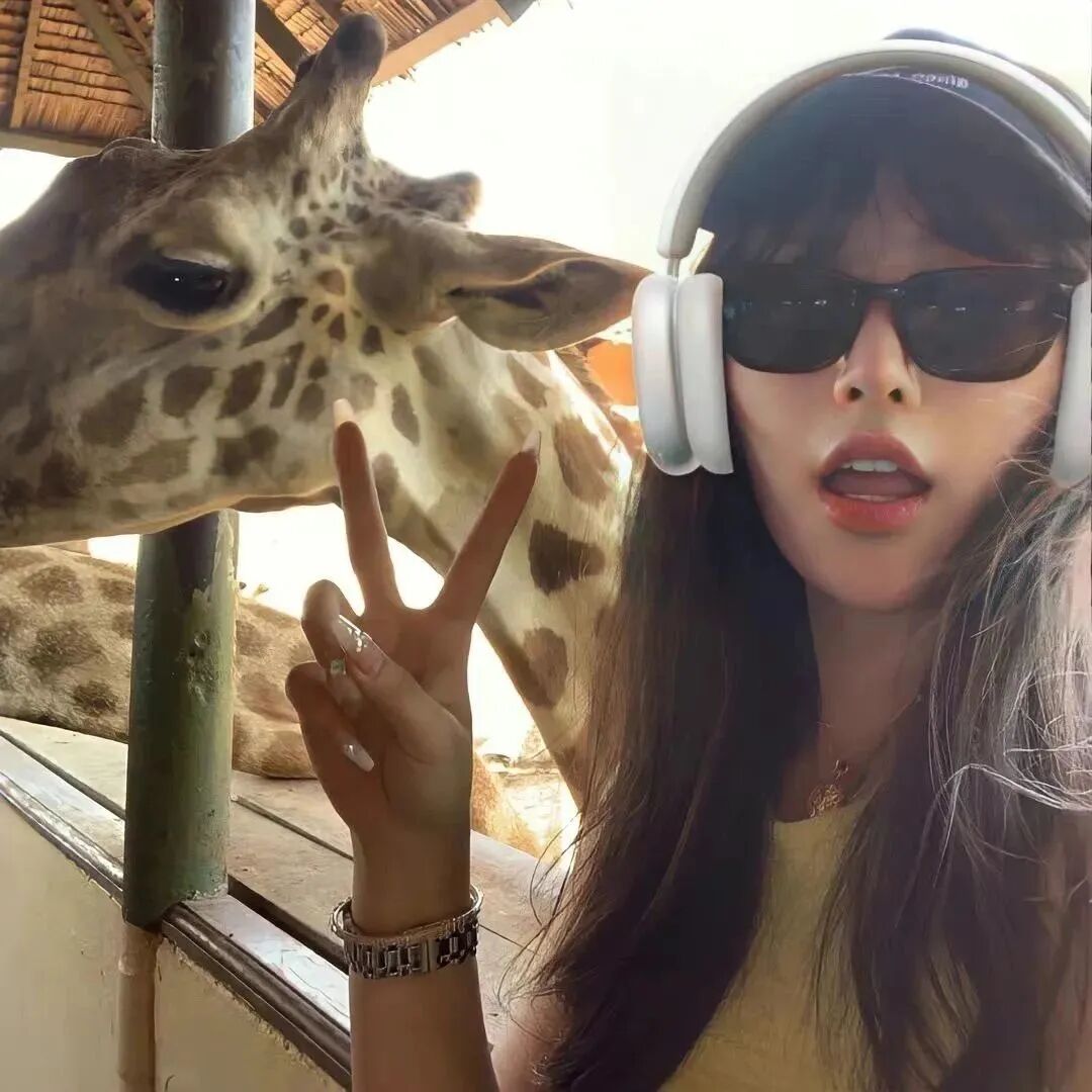 墨镜剪刀手女生头像