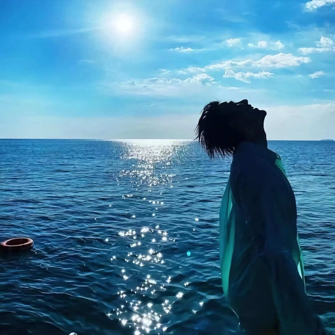 海边氛围感侧脸男生头像