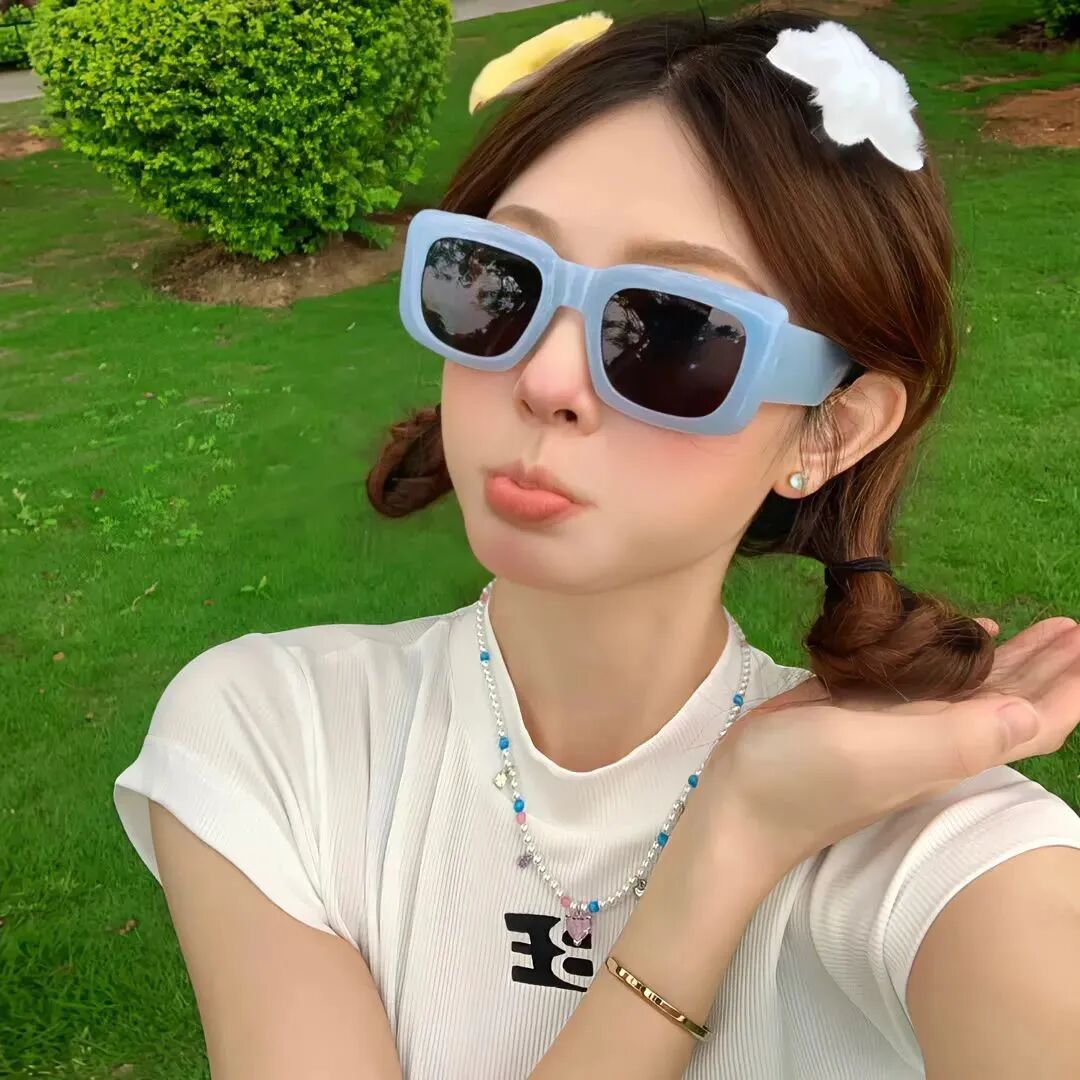 墨镜嘟嘴女生头像