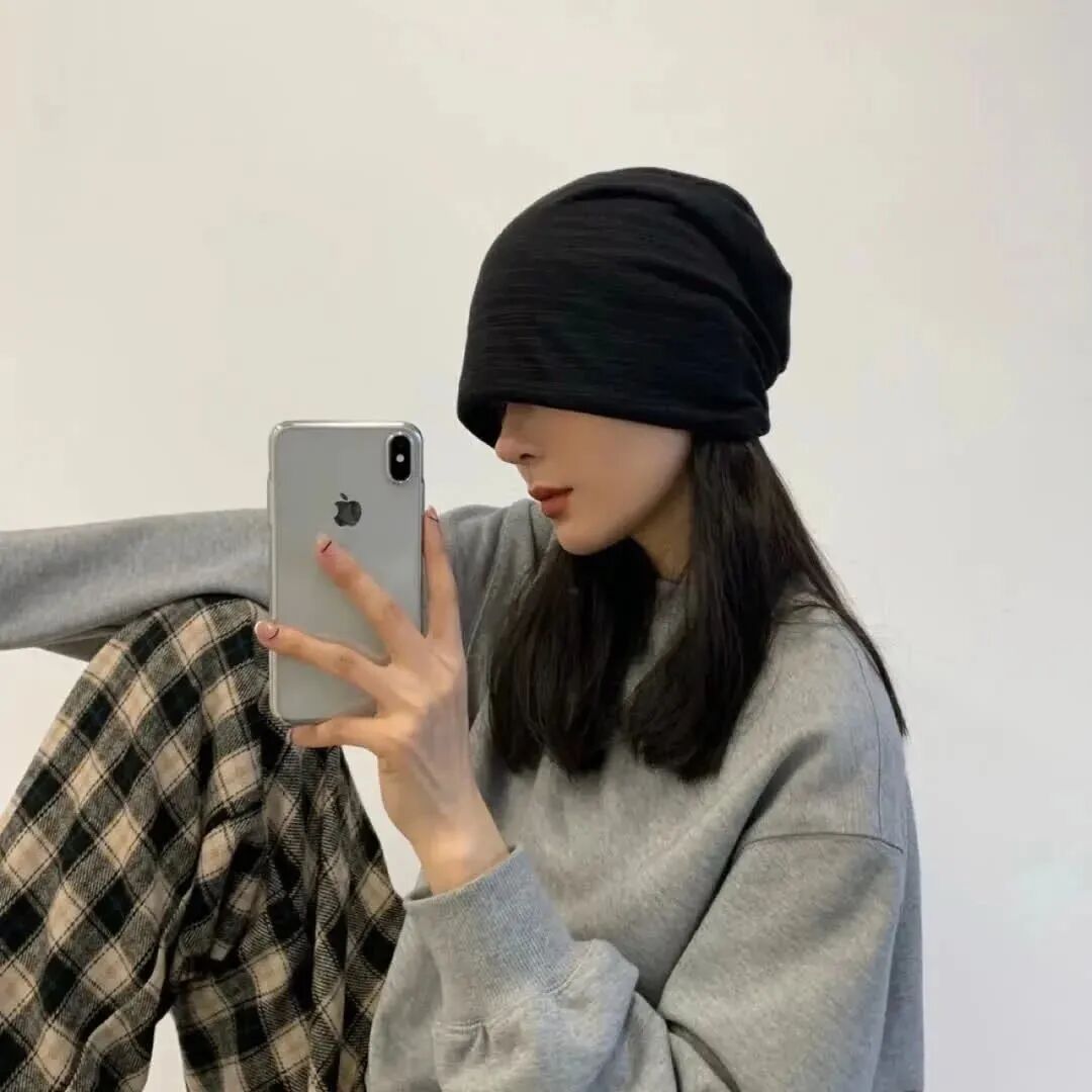 自拍手机戴帽子侧脸女生头像