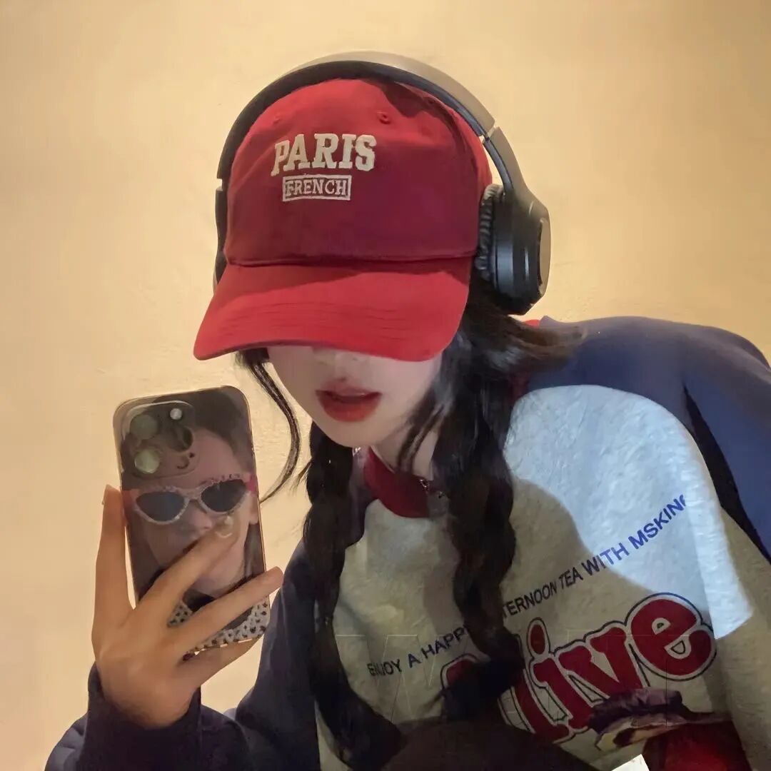 休闲帽自拍手机女生头像