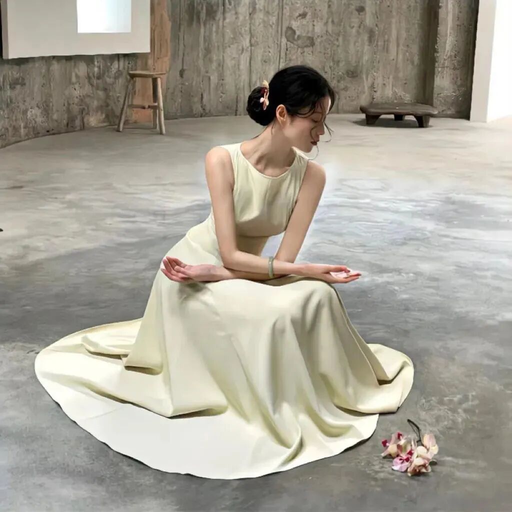 优雅连衣裙侧脸女生头像