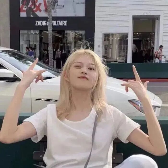 很飒手势女生头像