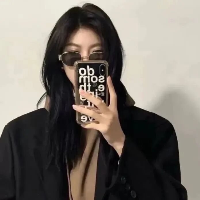 冷酷很飒墨镜自拍手机女生头像