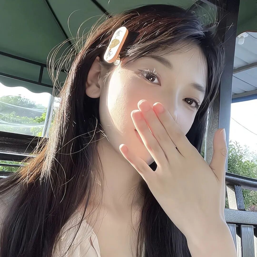 捂嘴女生头像
