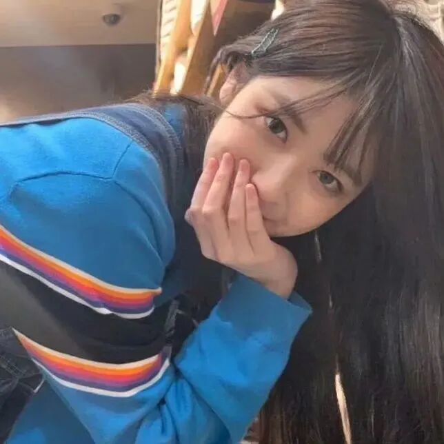 捂嘴甜妹女生头像