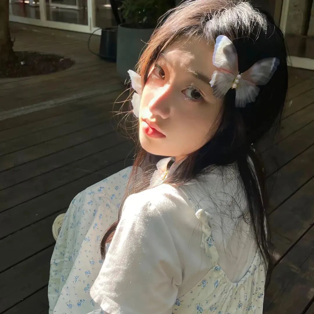 蝴蝶甜美女生头像