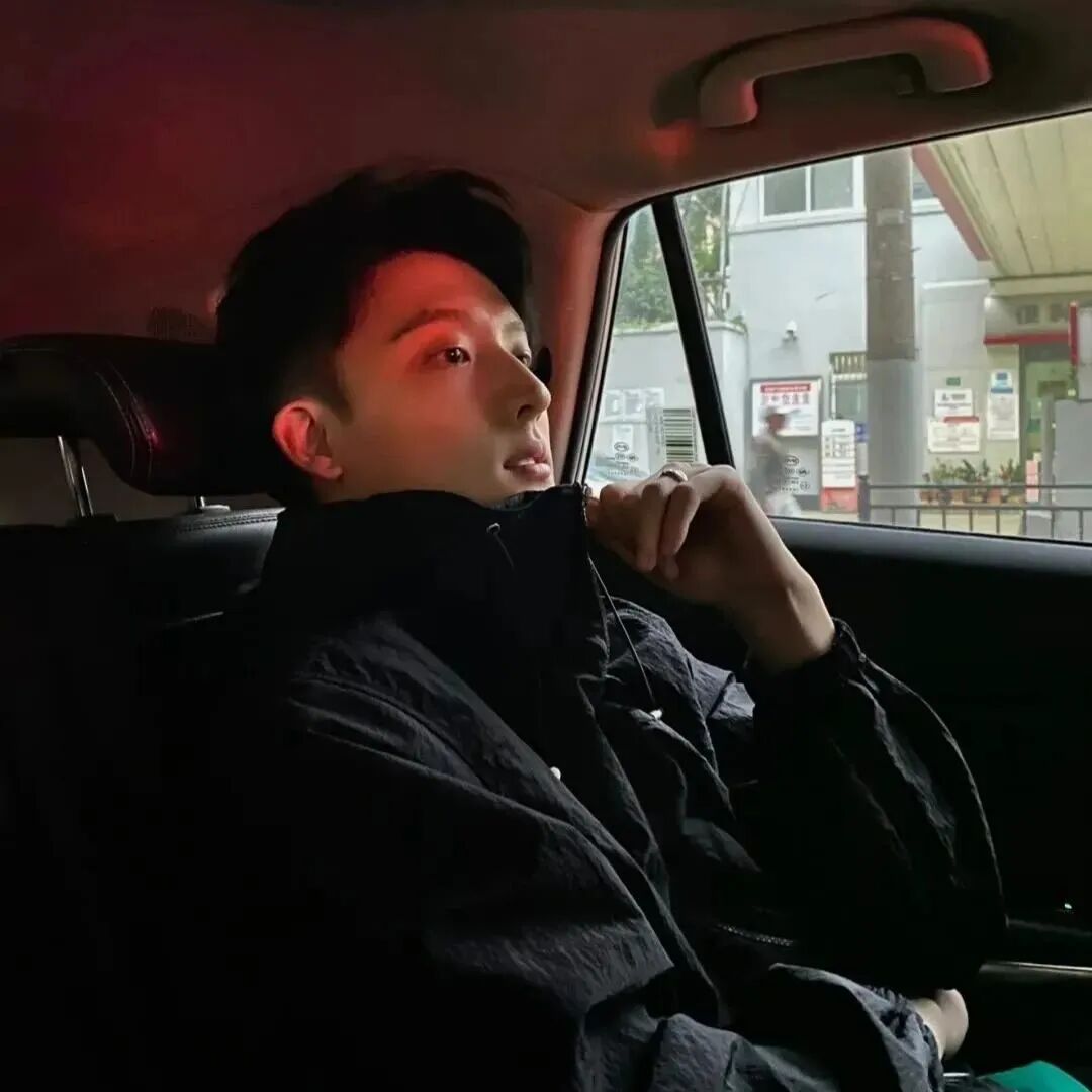 车内侧脸男生头像