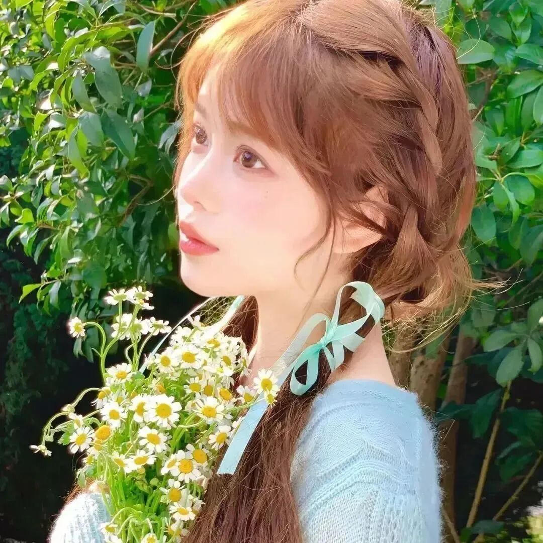 小清新鲜花侧脸女生头像