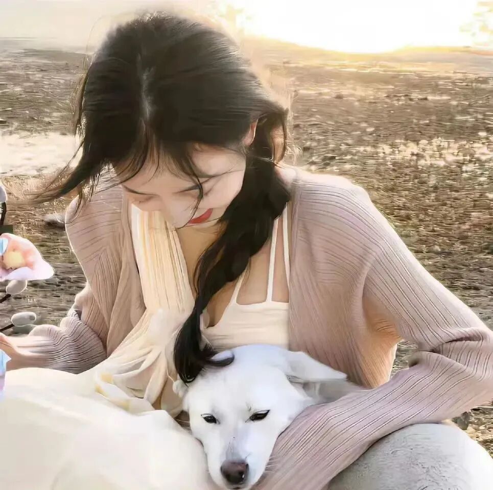 抱着狗狗甜美女生头像