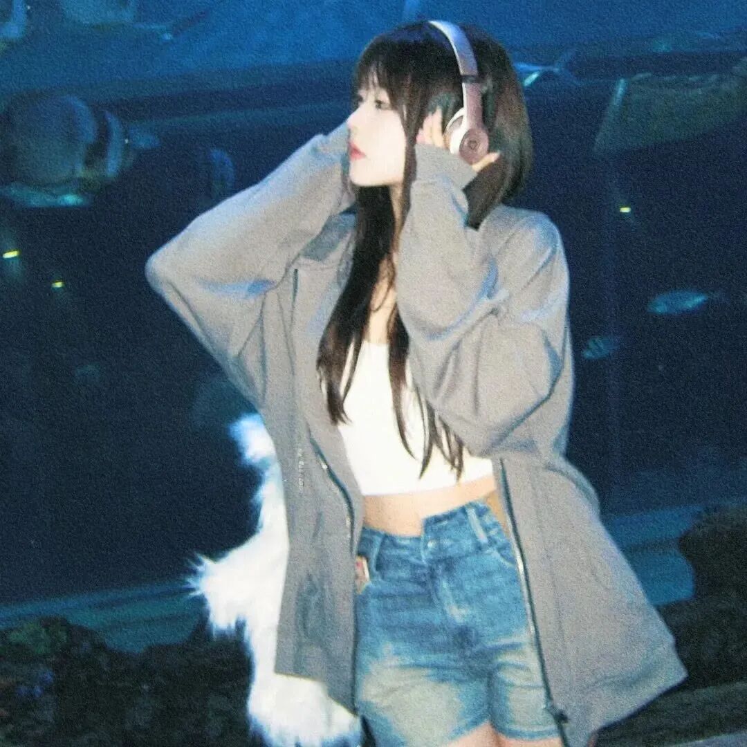 氛围感侧脸耳机女生头像
