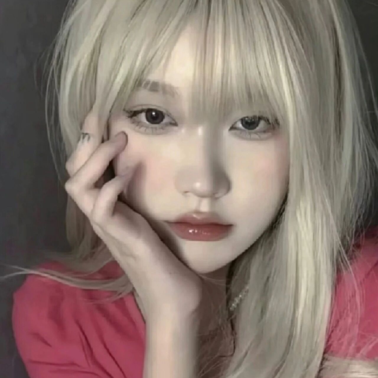 手扶脸甜妹女生头像