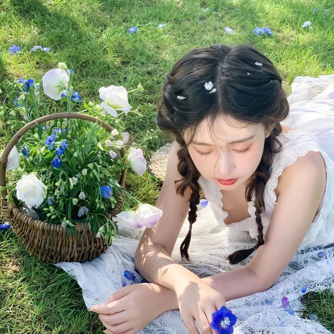 趴着小清新女生头像