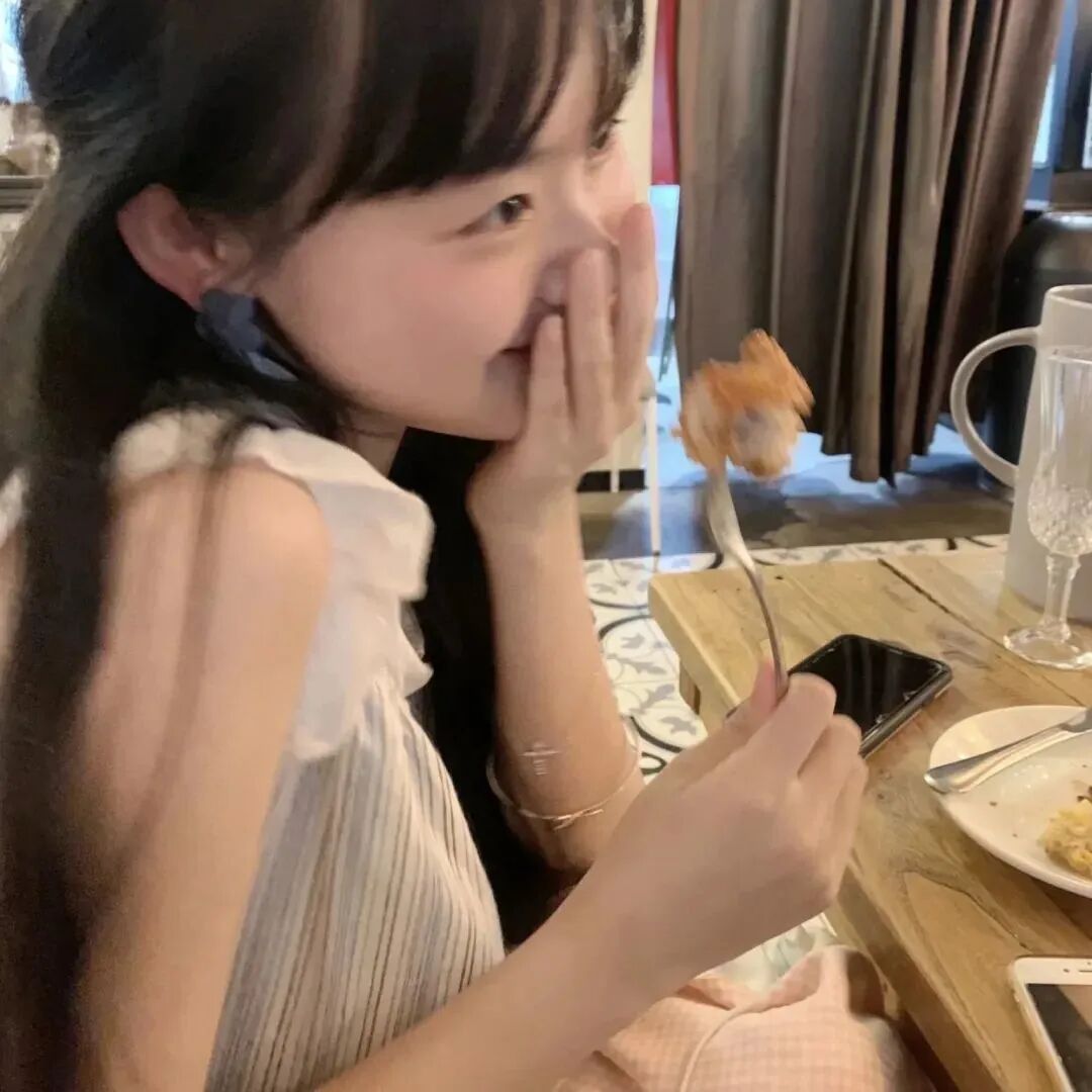 甜美爱笑鲜花捂嘴侧脸女生头像