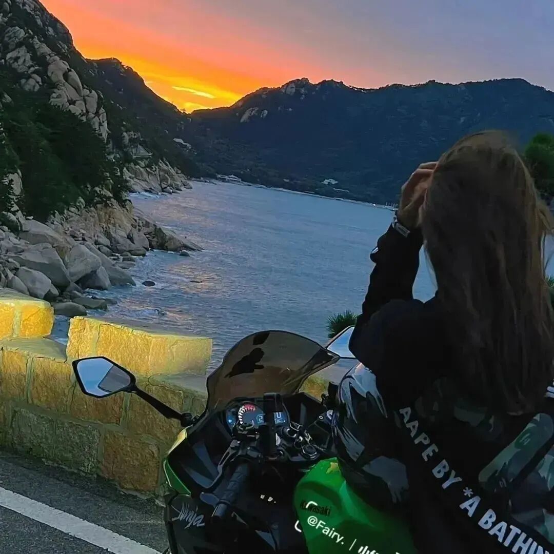机车不露脸小清新女生头像