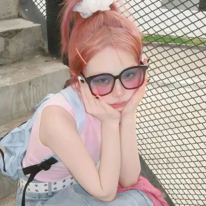墨镜女生头像