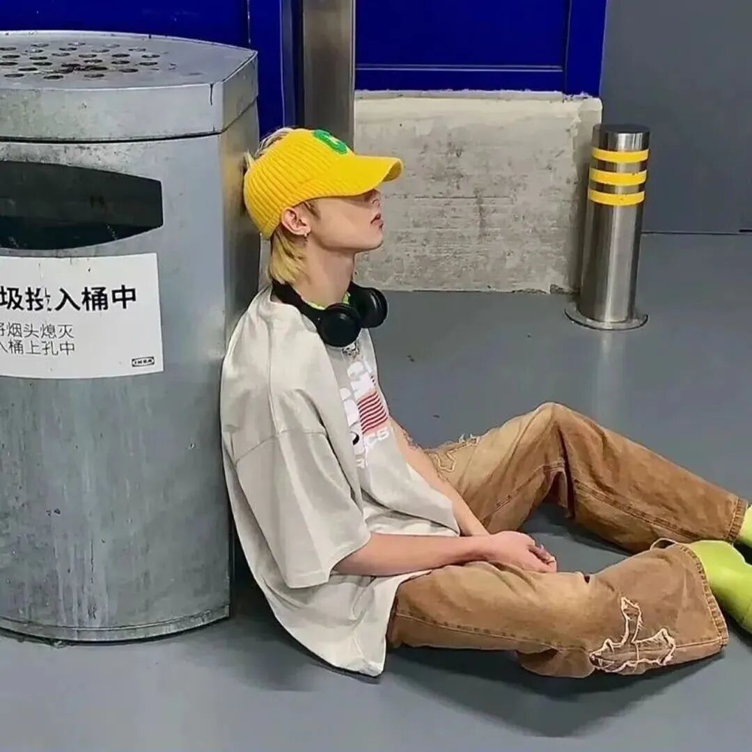 休闲侧脸男生头像