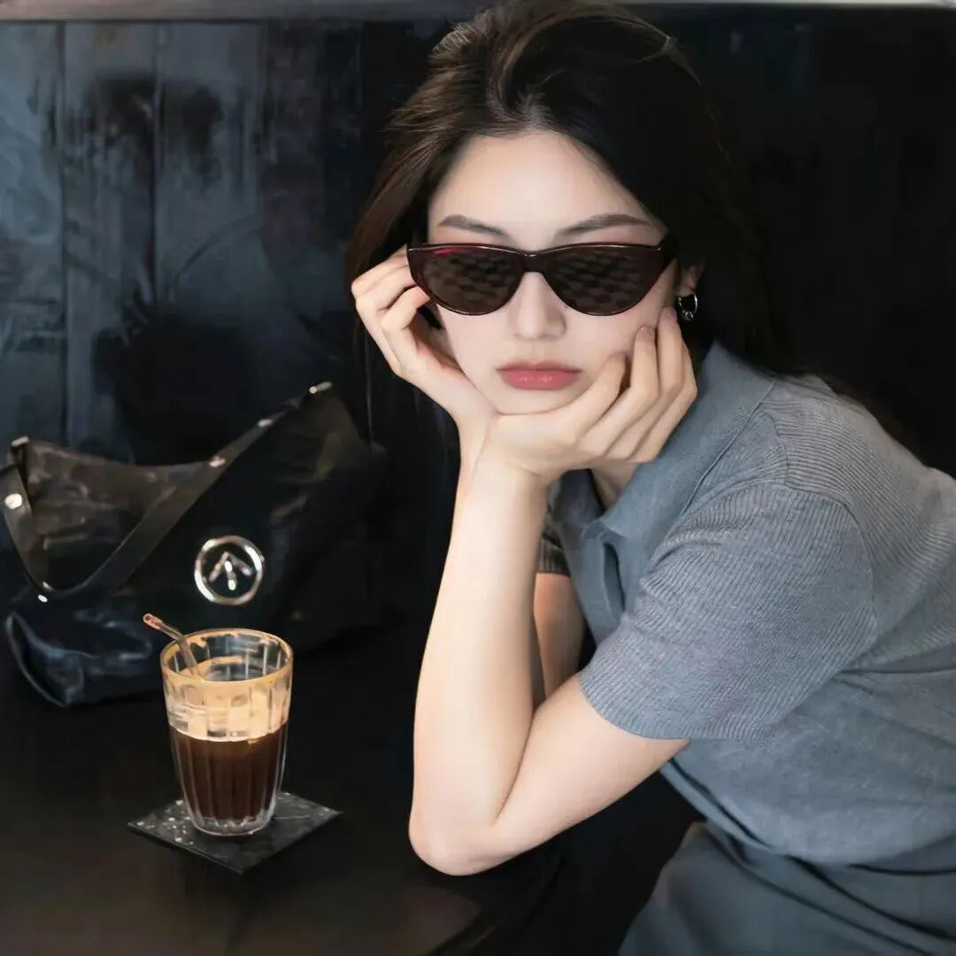 墨镜很飒女生头像