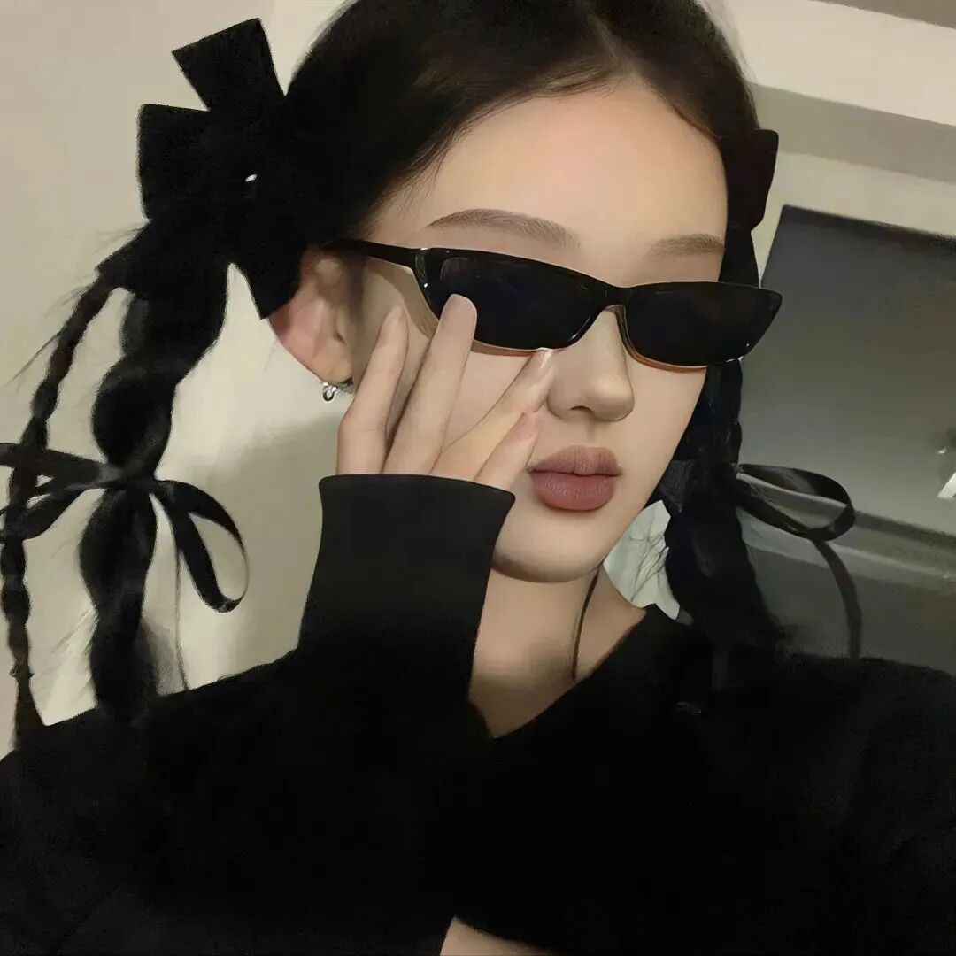 冷酷很飒墨镜女生头像