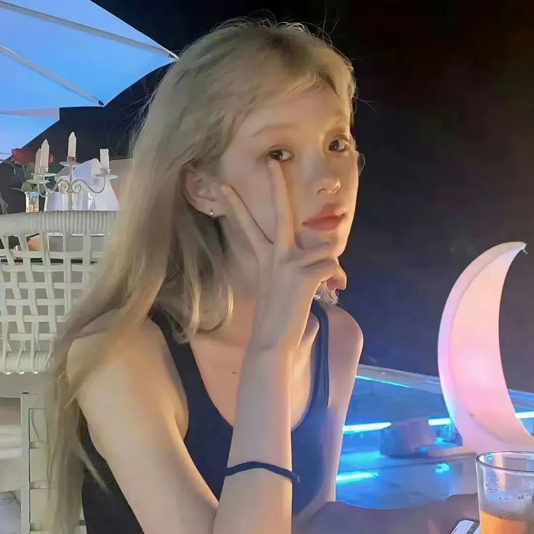 手势剪刀手女生头像