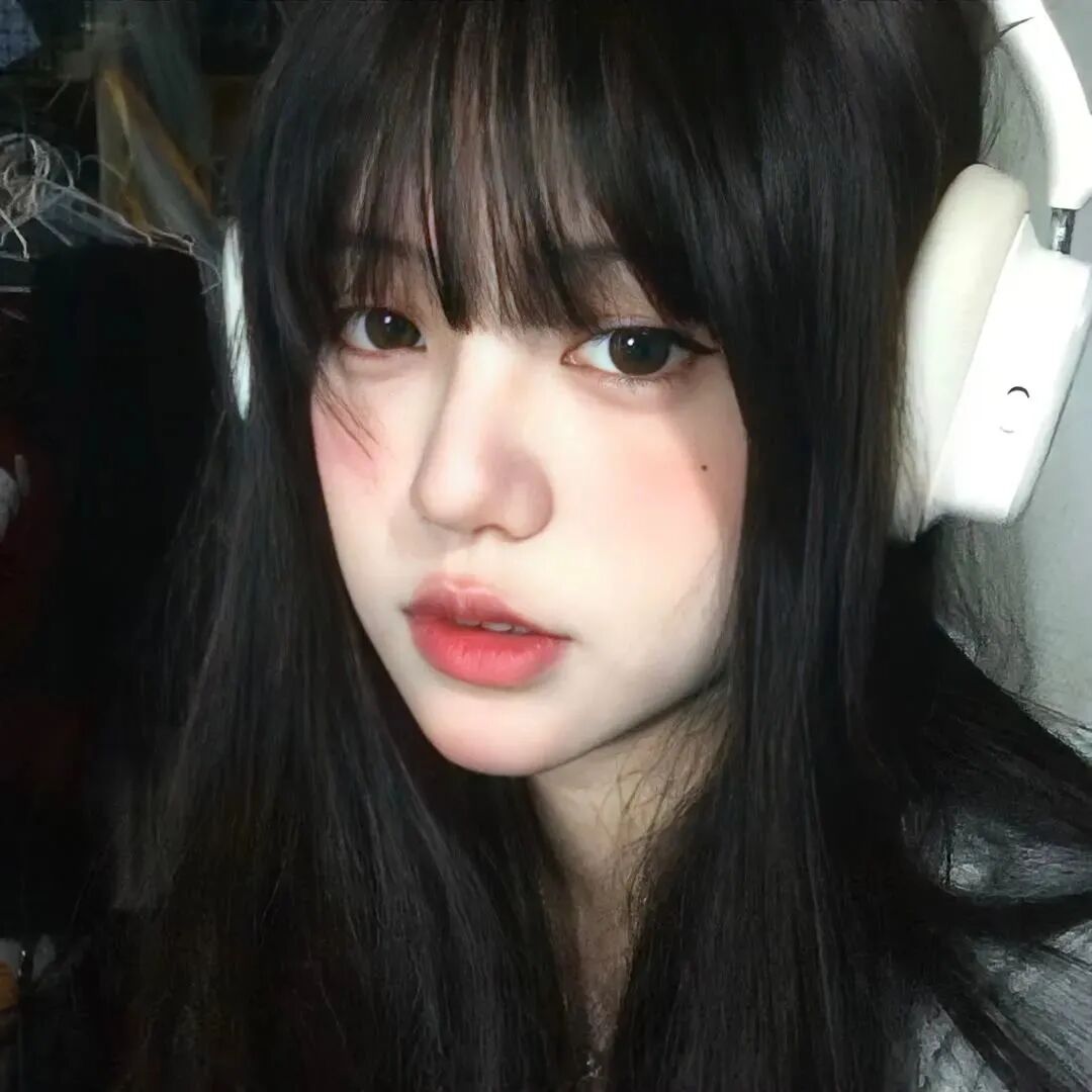戴耳机小众女生头像