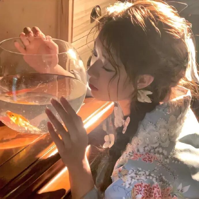 金鱼氛围感侧脸女生头像