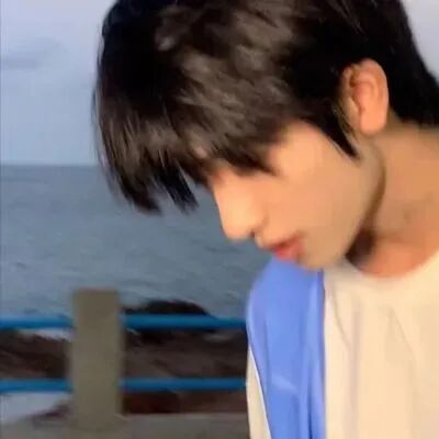 海边阳光侧脸男生头像