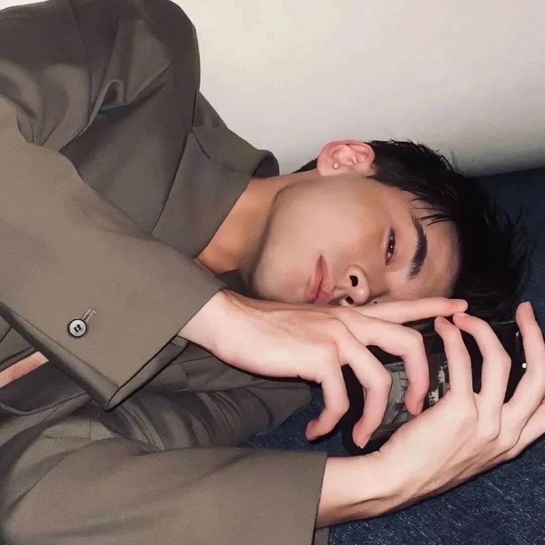 躺着男生头像