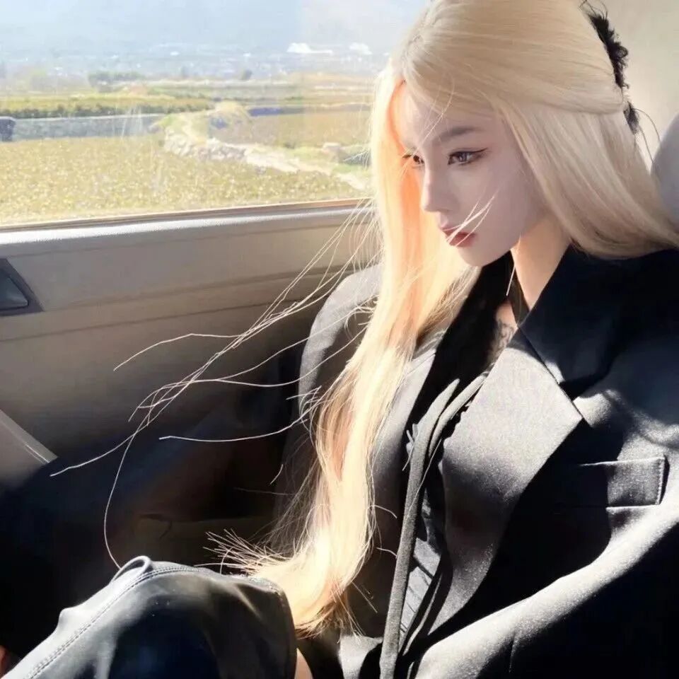 侧脸酷酷很飒女生头像