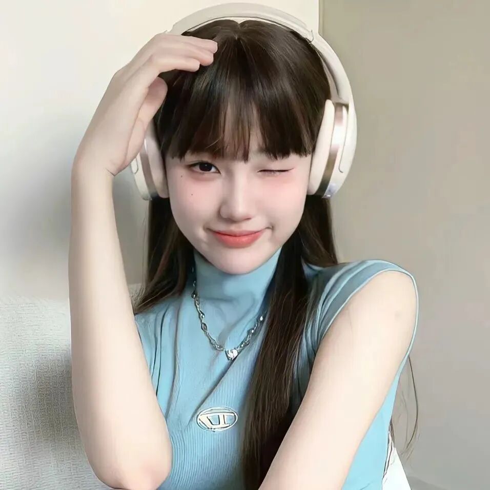 戴耳机甜美爱笑女生头像