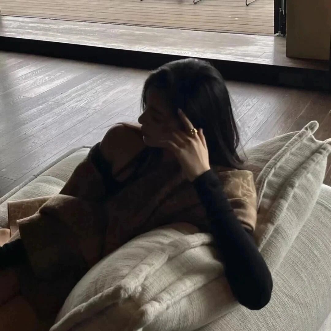 沙发侧脸女生头像