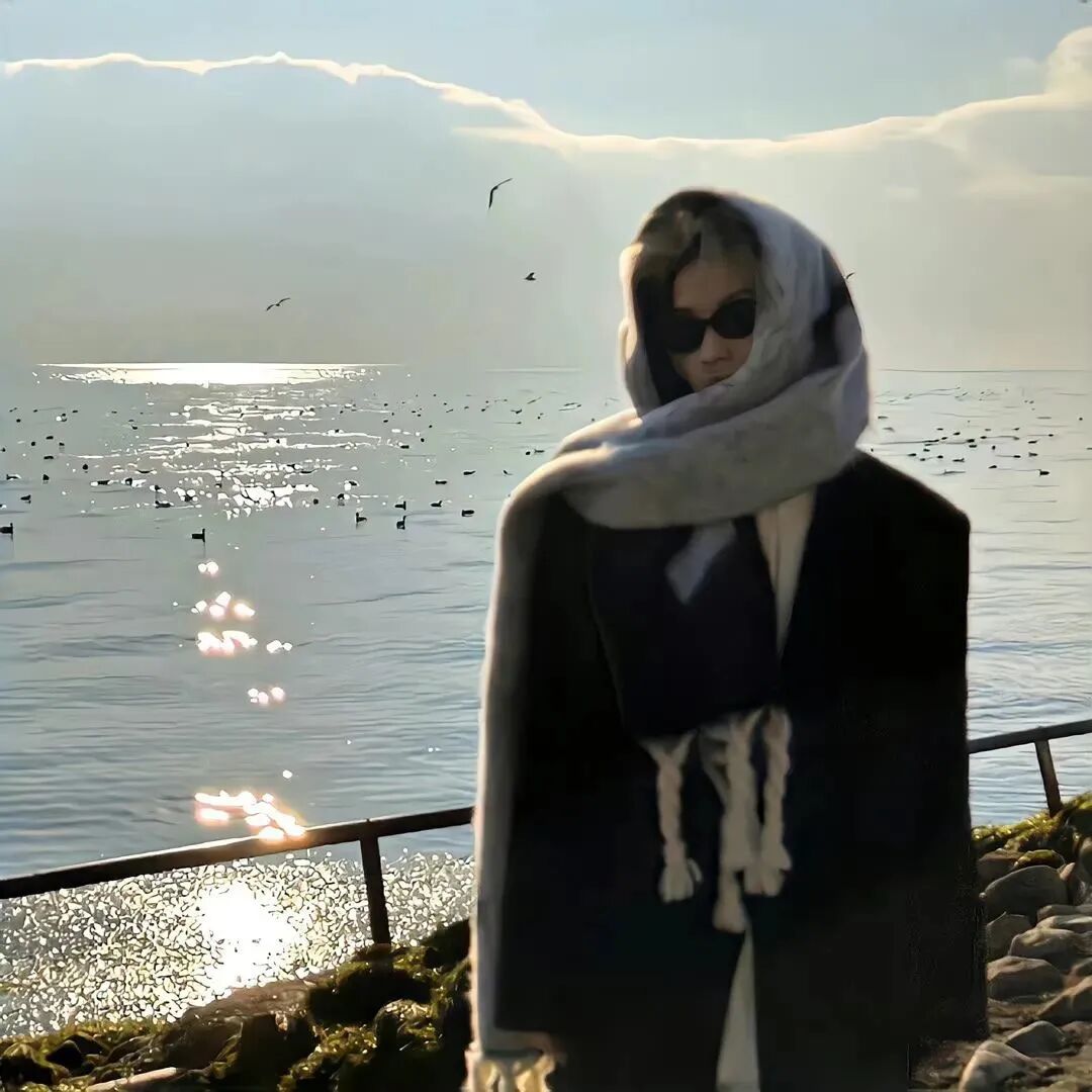 氛围感海边酷酷墨镜女生头像
