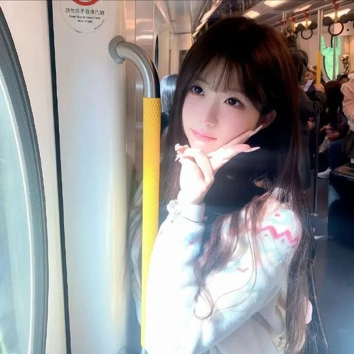 公交车剪刀手甜妹女生头像