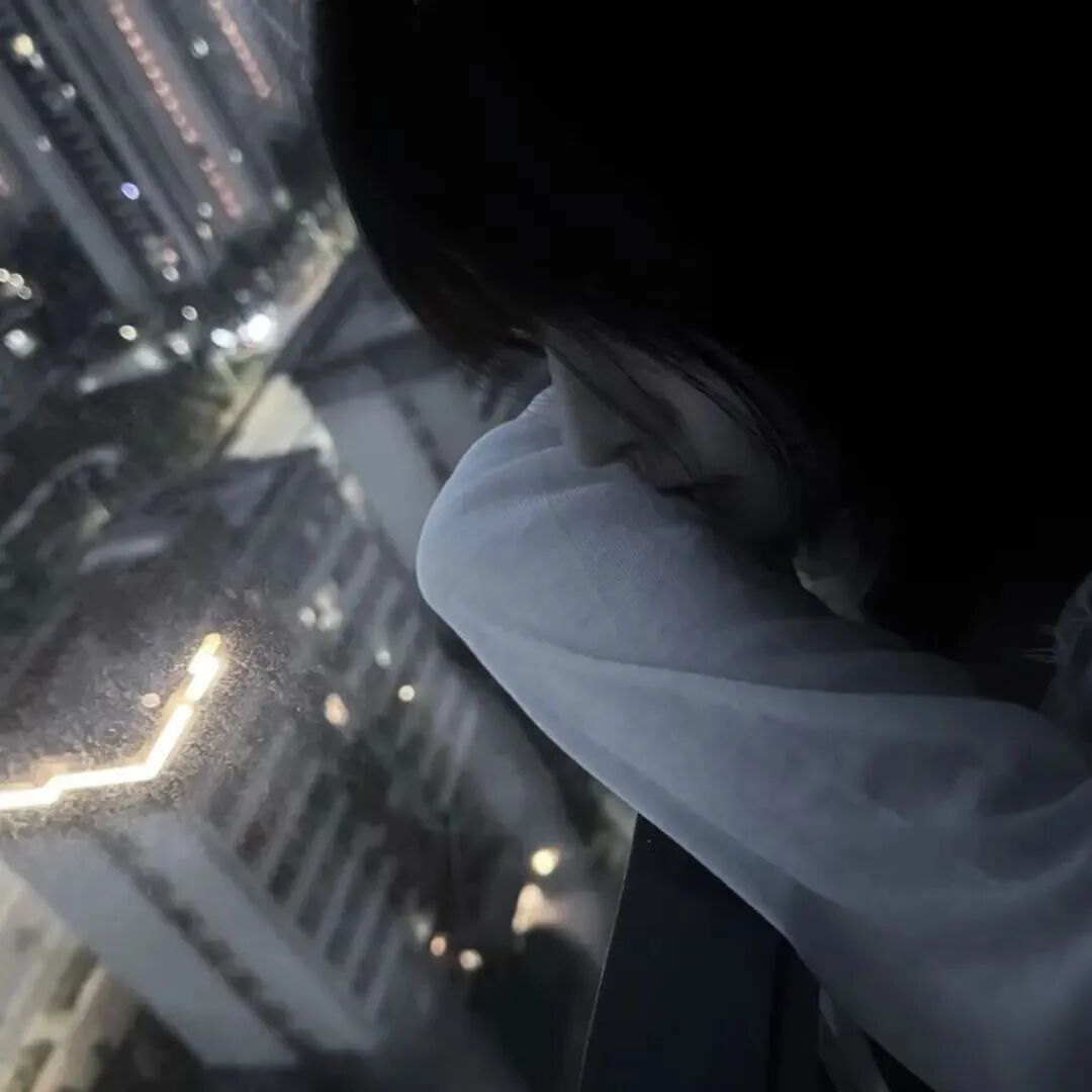 伤感侧脸女生头像