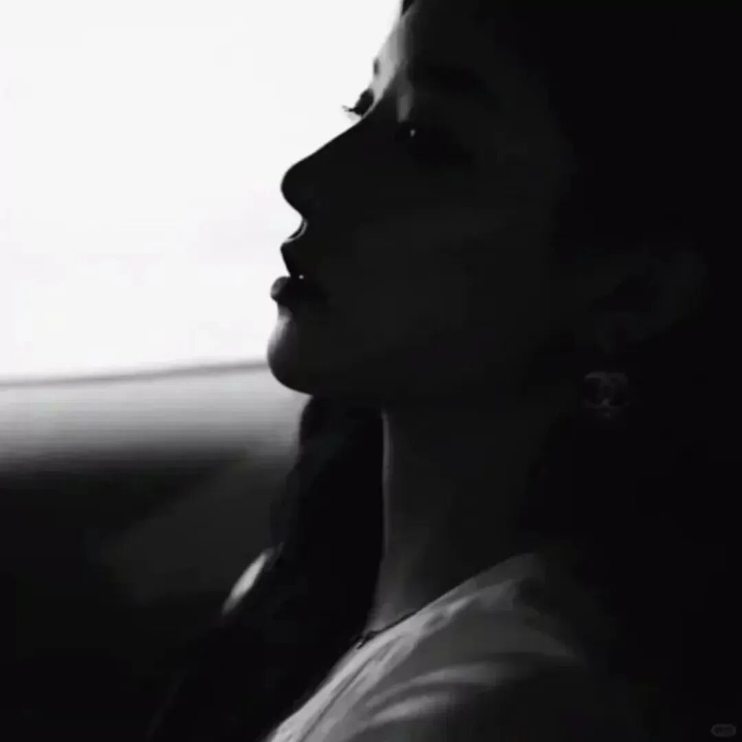 车内气质黑白侧脸女生头像