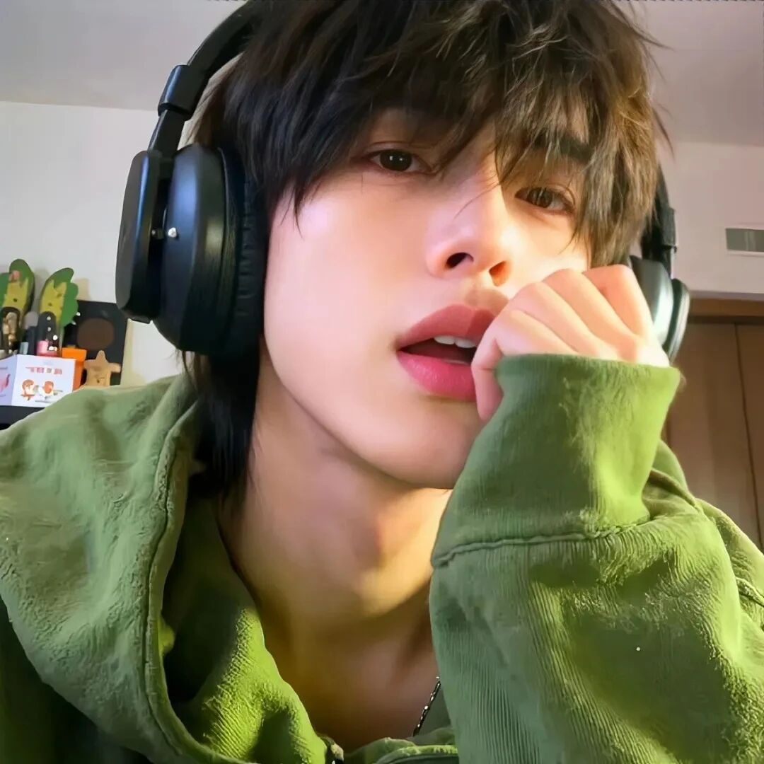 戴耳机个性男生头像
