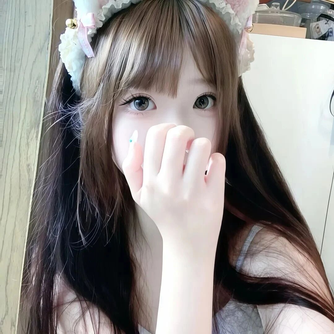 捂嘴纯欲女生头像