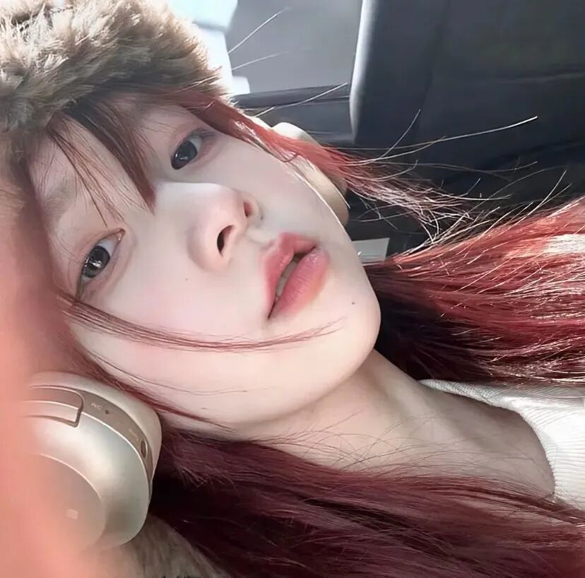 红发戴耳机甜妹女生头像