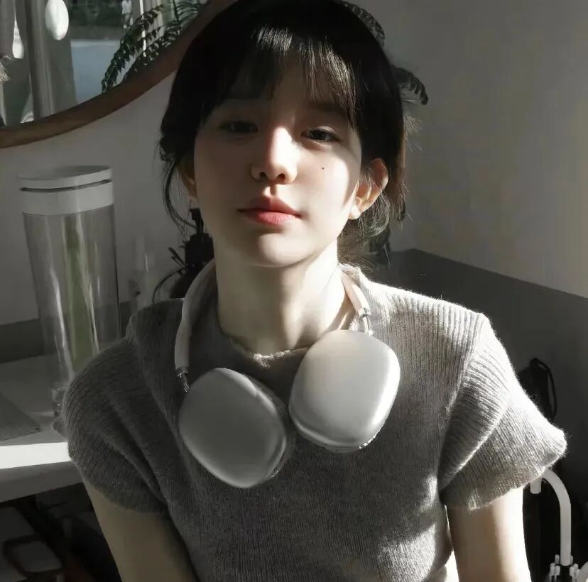温柔戴耳机女生头像