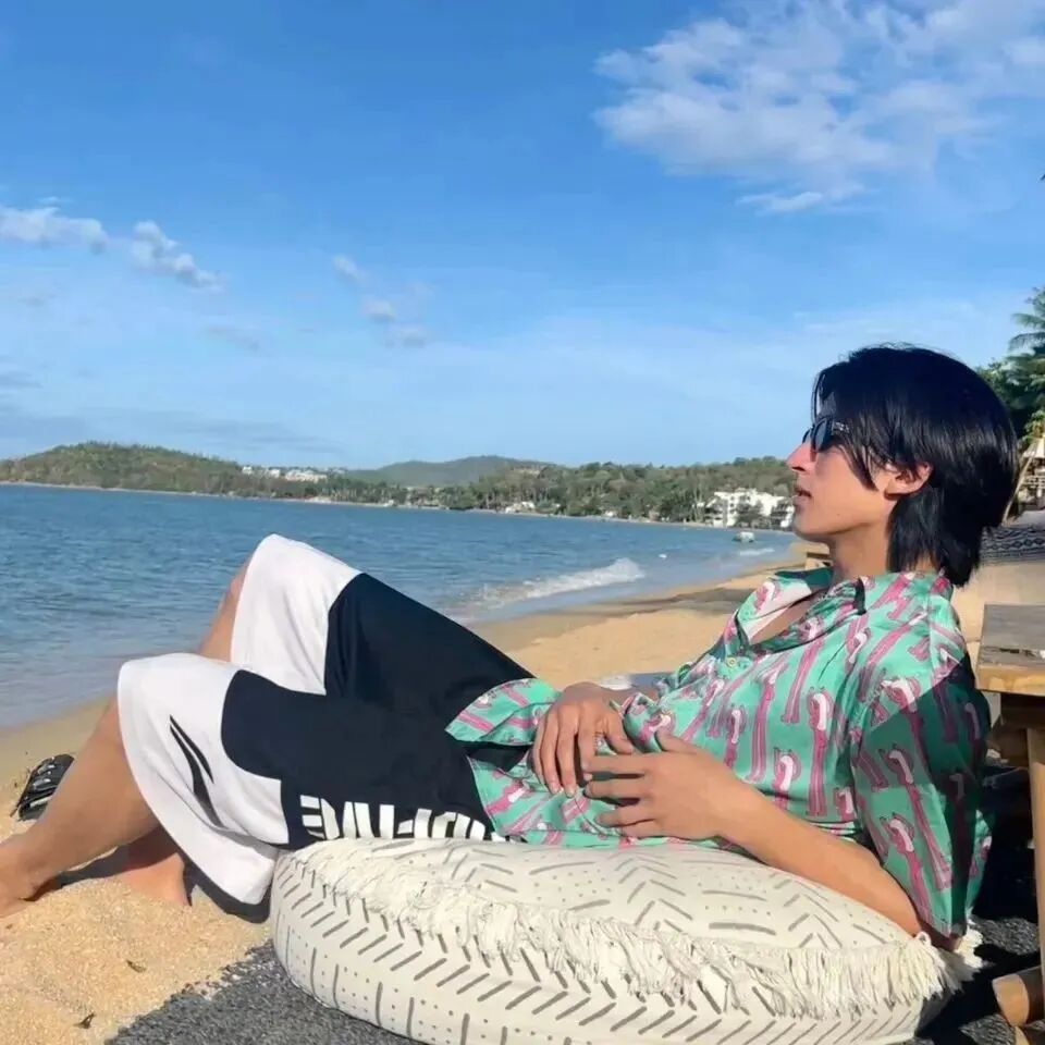 墨镜海边痞帅侧脸男生头像