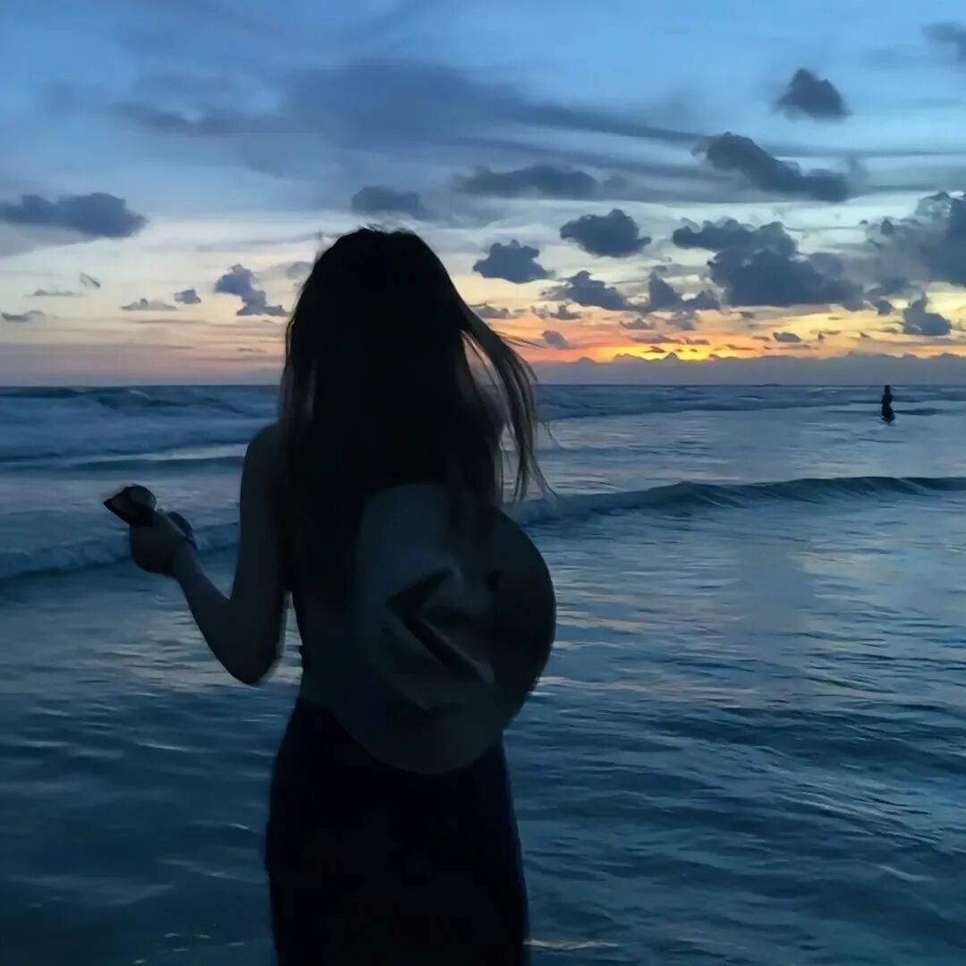 氛围感海边背影不露脸女生头像