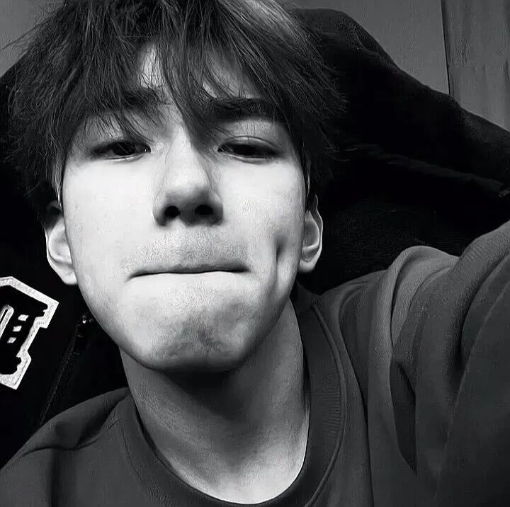 黑白男生头像