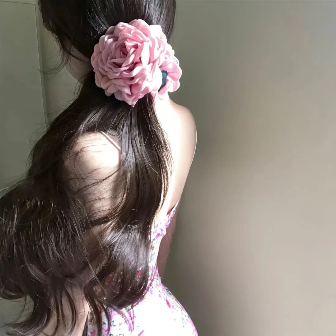 温柔鲜花背影不露脸女生头像