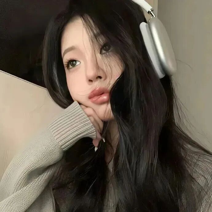 戴耳机小众女生头像