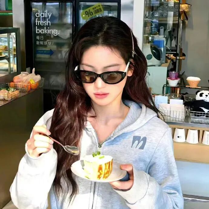 吃东西墨镜气质女生头像