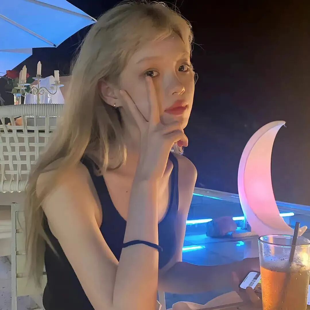 剪刀手小众女生头像