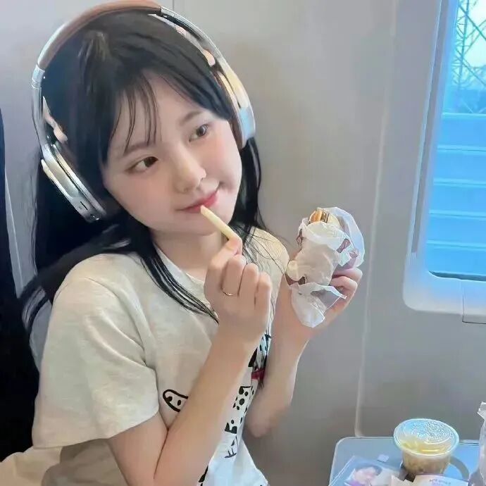 戴耳机甜妹女生壁纸