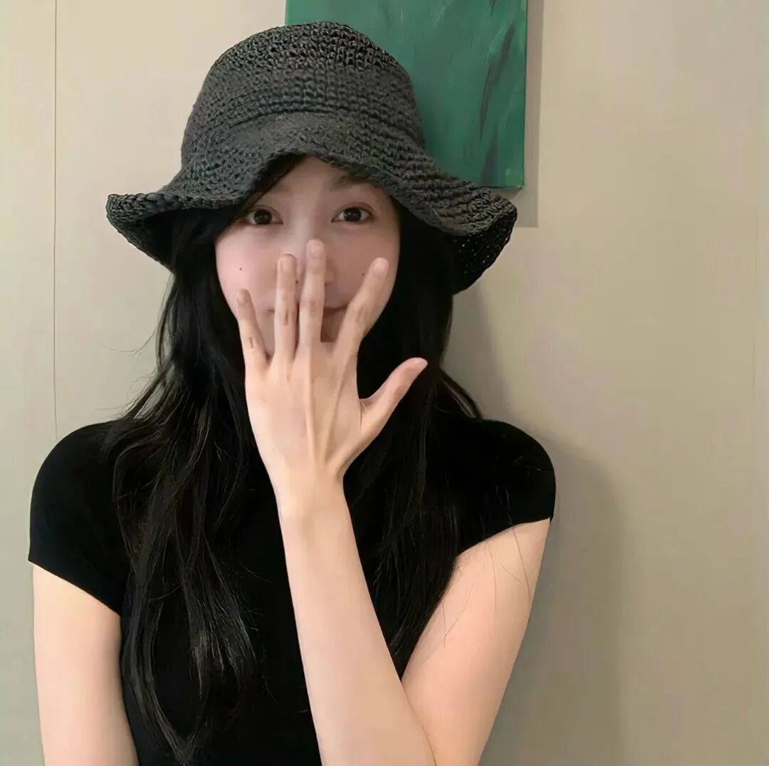 捂嘴温柔女生头像