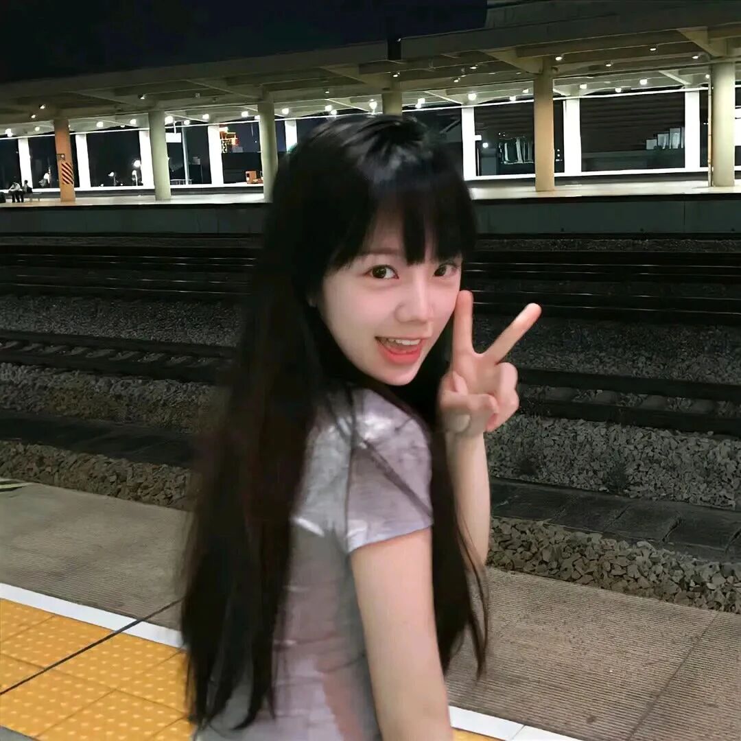 剪刀手甜妹女生头像