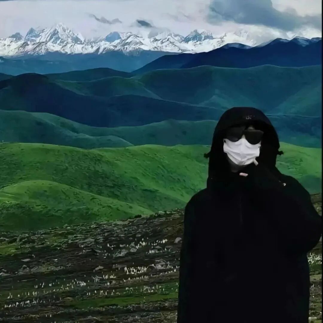 自由感高山墨镜不露脸男生头像